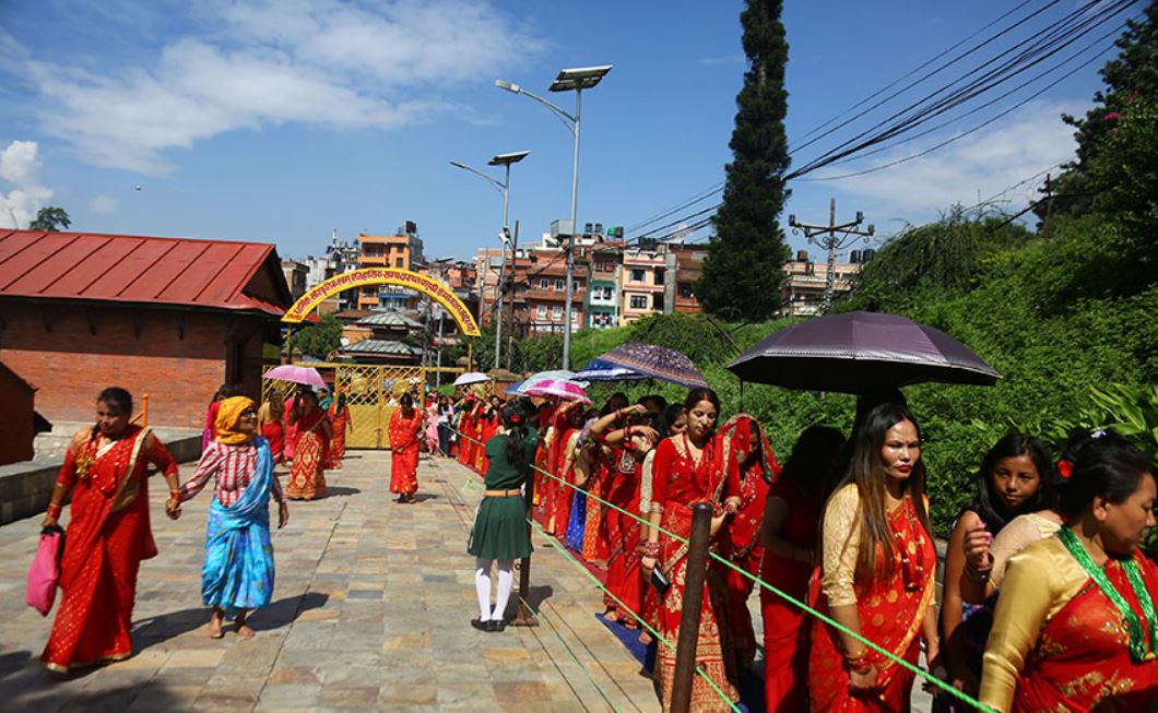 शिवालयहरुमा तीजका वर्तालुको भीड 